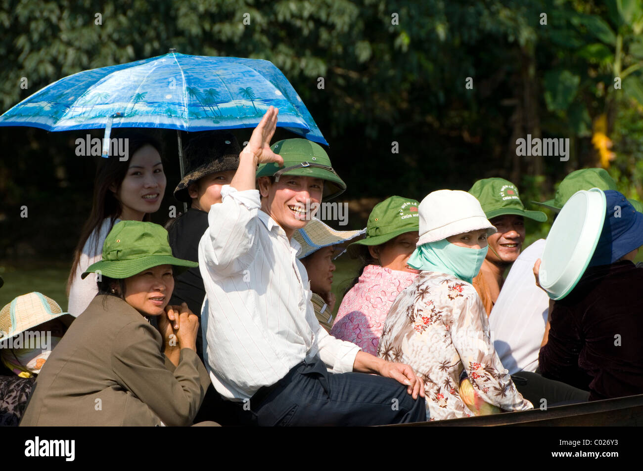 I turisti in viaggio per la Pagoda di profumo in sampan sul fiume Yen nel mio quartiere Duc, Vietnam. Foto Stock