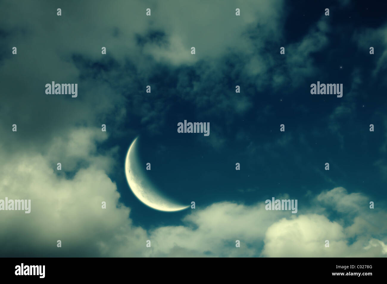 Fantastico paesaggio notturno con la grande luna, nuvole e stelle Foto Stock