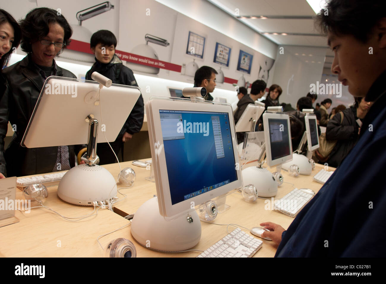 Il giorno di apertura del Giappone del primo Apple Mac negozio di elettronica a Ginza, Tokyo, Giappone. Sul display sono stati computer portatili, computer a ipod. Foto Stock