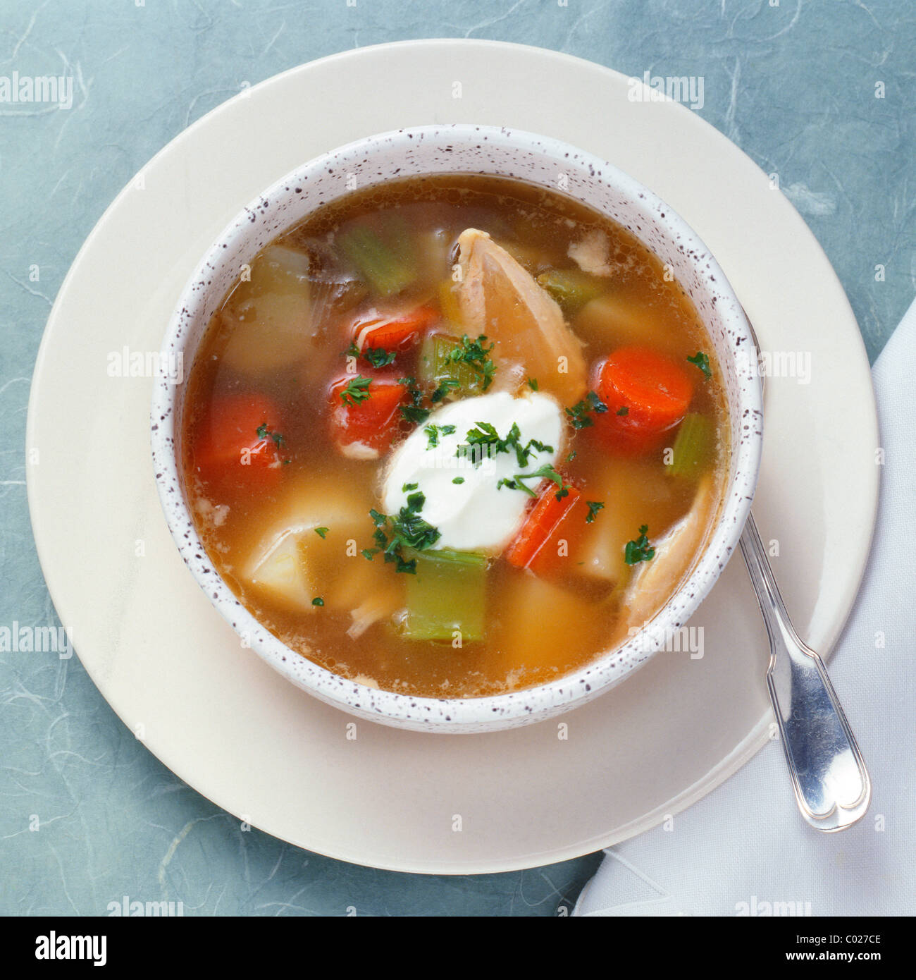 Zuppa di pollo nel recipiente Foto Stock