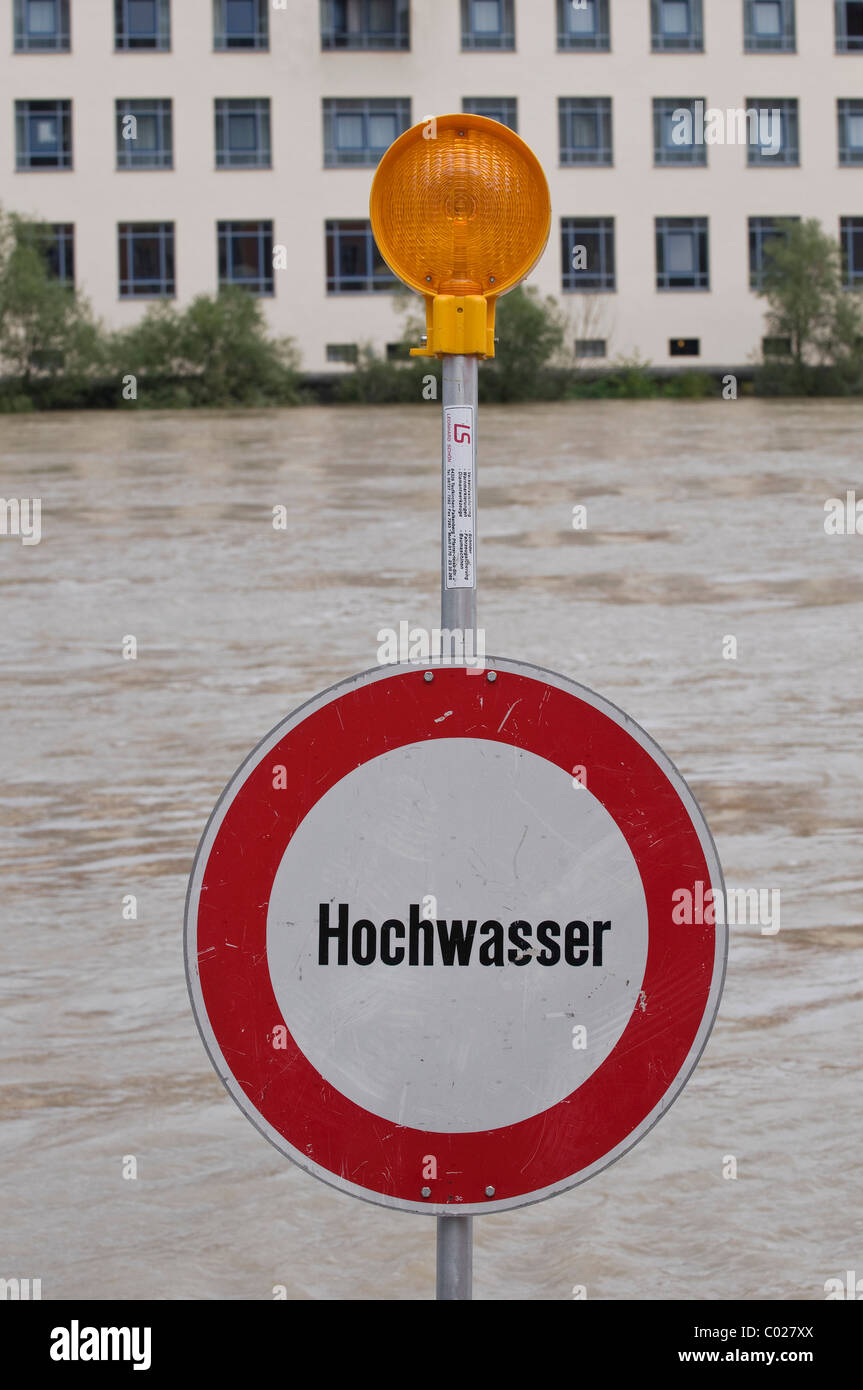Cartello che diceva "Hochwasser' alluvione, davanti di acqua Foto Stock