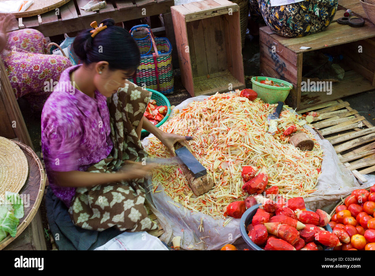 Venditore vegetali, mercato giornaliero, Nuova Bagan, Birmania Myanmar Foto Stock