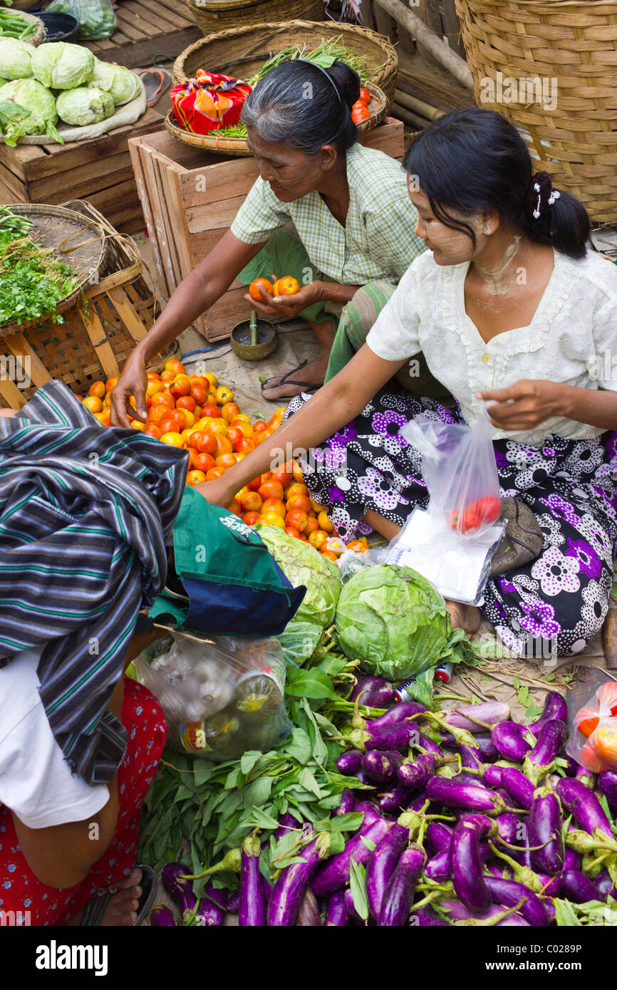 Venditore vegetali, mercato giornaliero, Nuova Bagan, Birmania Myanmar Foto Stock