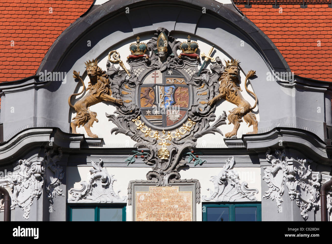 Stemma sopra il portale ad est, Fuerstbischoefliche Residenz principe-residenza del vescovo, Augsburg, Schwaben, Bavaria Foto Stock