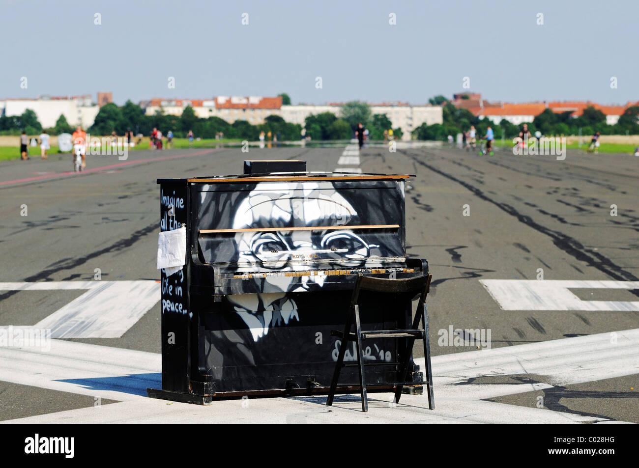 Arte di installazione con un pianoforte e un'immagine di John Lennon a motivo dell'ex aeroporto di Tempelhof, parco aperto nel 2010 su Foto Stock