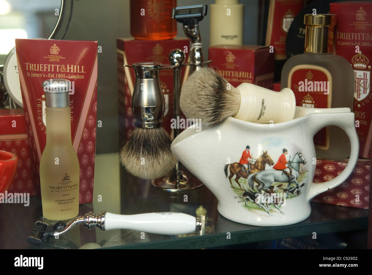 Truefitt e Hill per nomina reale al duca di Edimburgo. St James Street, Londra, W1. INGHILTERRA 2011 2010S REGNO UNITO HOMER SYKES Foto Stock