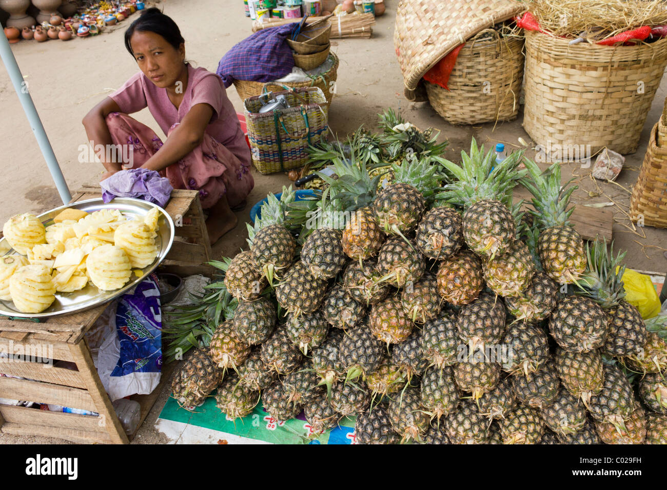 Venditore di ananas, mercato giornaliero, Nuova Bagan, Birmania Myanmar Foto Stock
