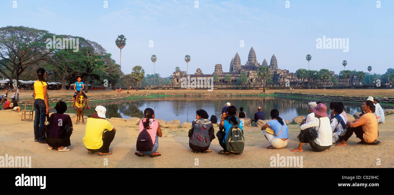 La popolazione locale in visita a Angkor Wat, i templi di Angkor, Siem Reap, Cambogia, Indocina, sud-est asiatico Foto Stock