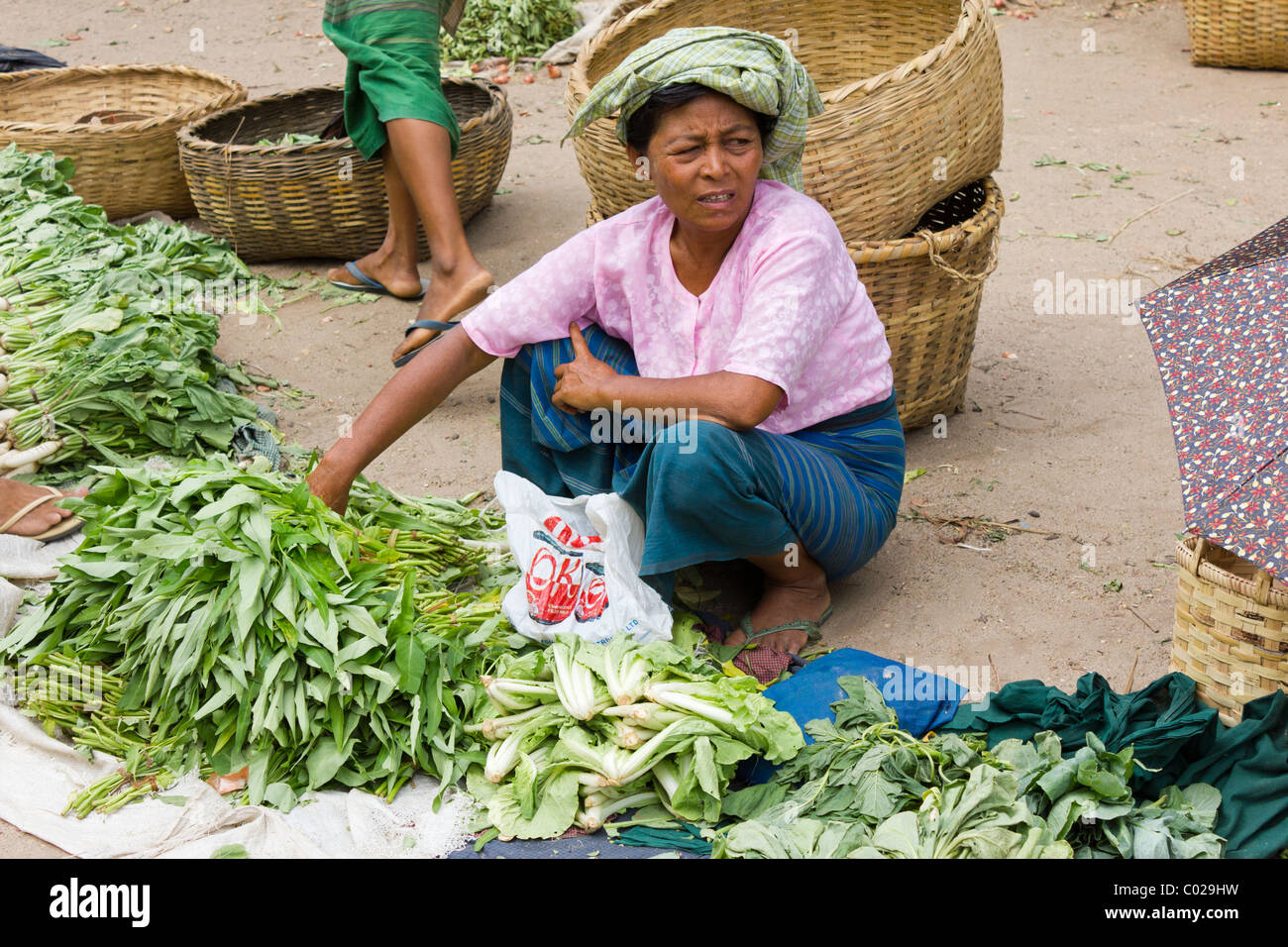 Venditore vegetali, mercato giornaliero, Nuova Bagan, Birmania Myanmar Foto Stock
