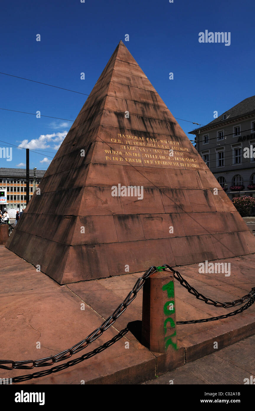 Monumento piramidale di margravio Carl Wilhelm, mercato, Karlsruhe, Baden-Wuerttemberg, Germania, Europa Foto Stock