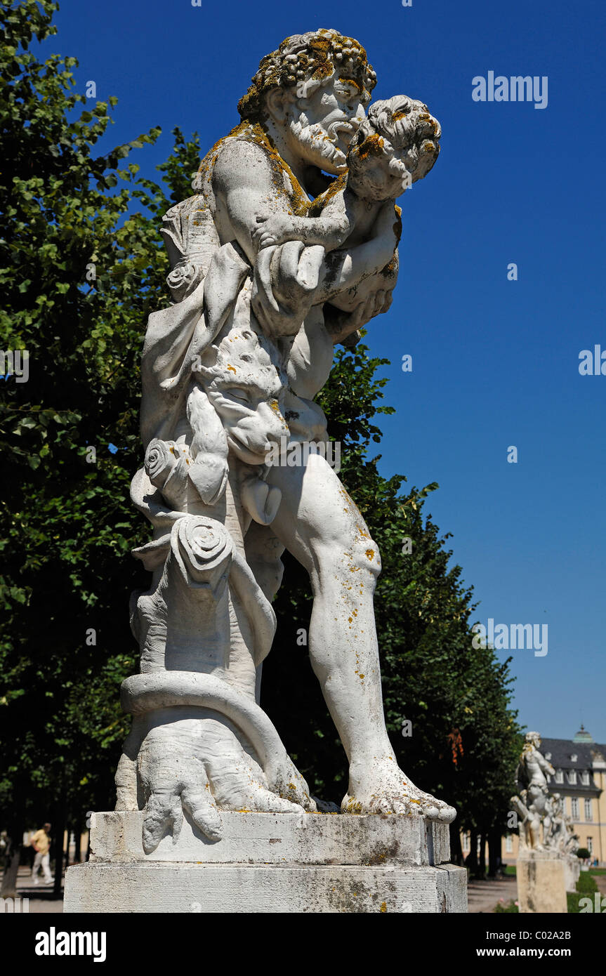 Scultura mitologica 'Il Fauno Borghese con Bacco bambino, ' scultore Ignaz Lengelacher, Schlossplatz piazza del castello Foto Stock