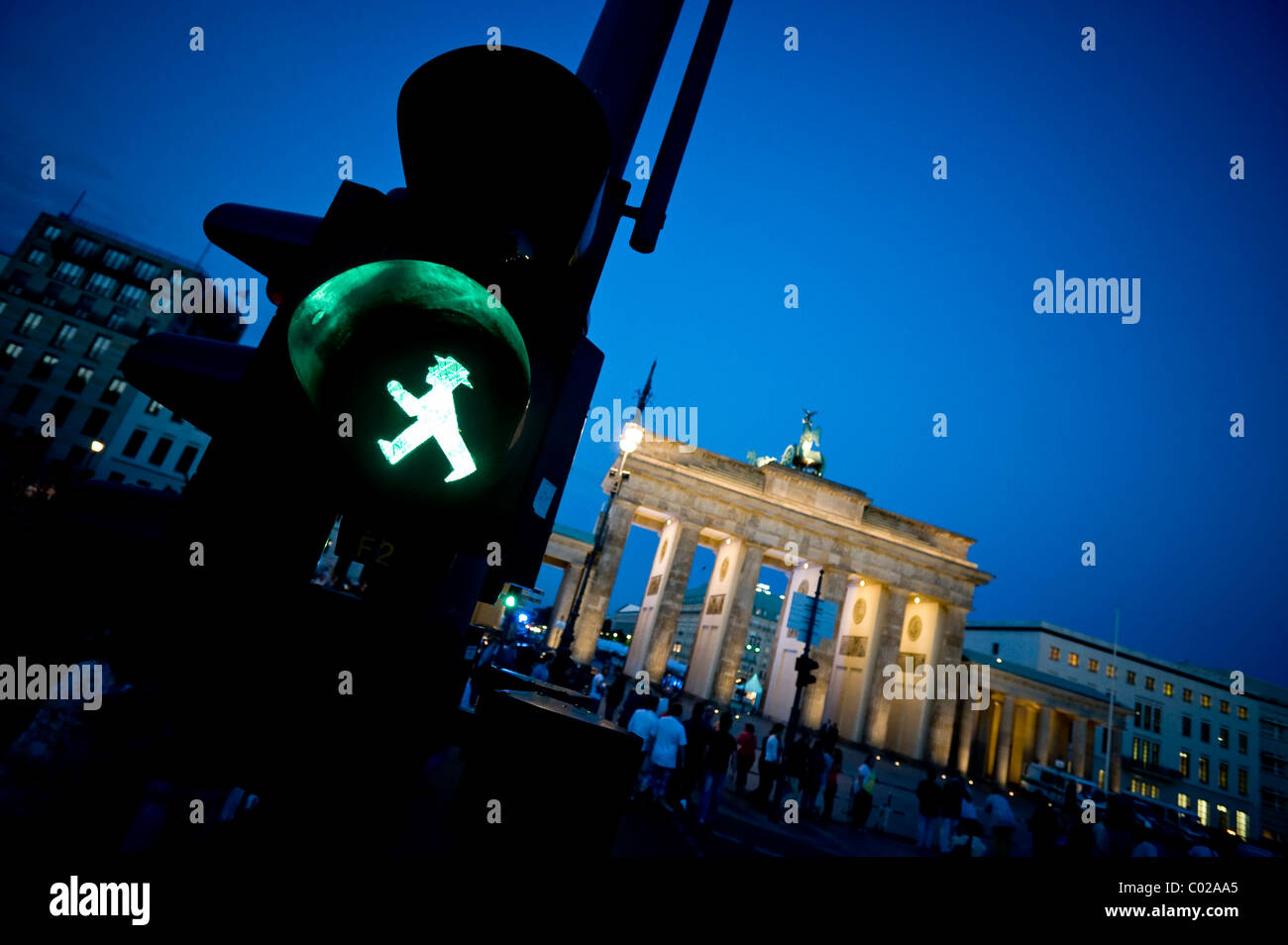 La Porta di Brandeburgo con semaforo pedonale, Berlino, Germania, Europa Foto Stock