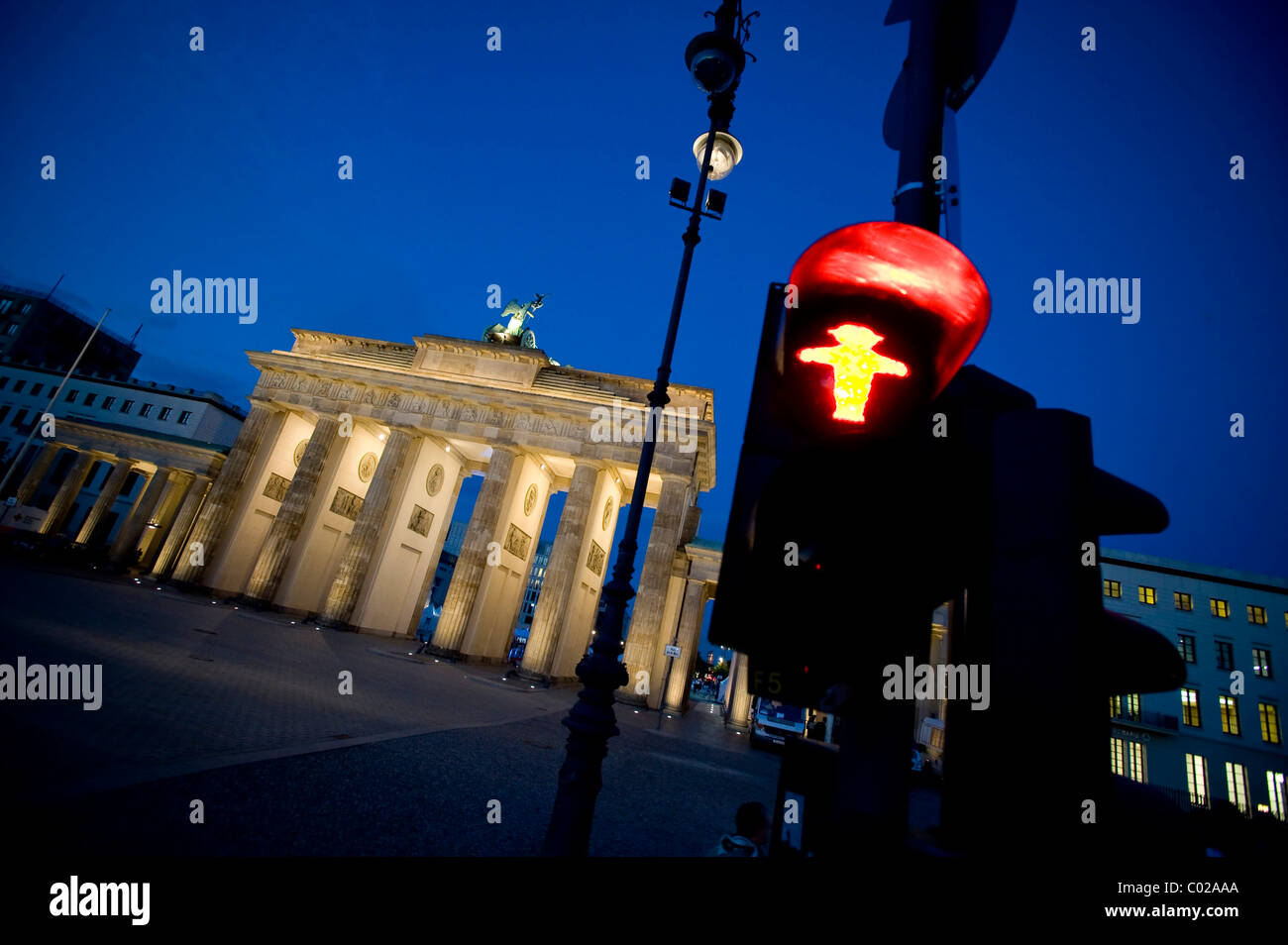 La Porta di Brandeburgo con semaforo pedonale, Berlino, Germania, Europa Foto Stock