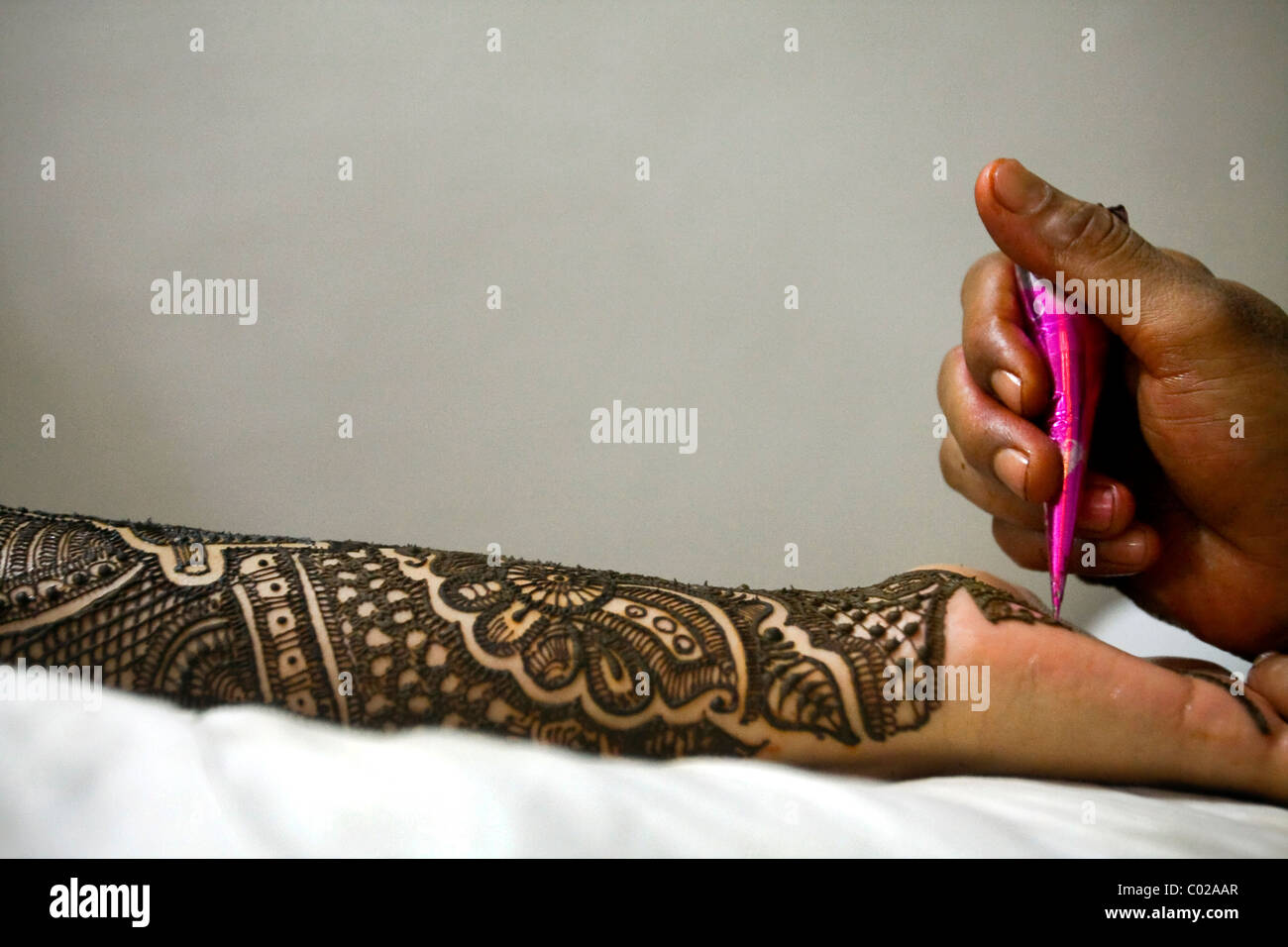 E sposa indiana con tradizionale henné (aka mehndi) vernice che copre le sue braccia e mani al suo giorno di nozze a Nuova Delhi in India. Foto Stock