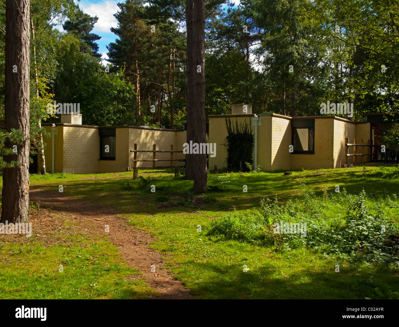 Chalets in pineta a Center Parcs Foresta di Sherwood nei pressi di Rufford nel NOTTINGHAMSHIRE REGNO UNITO Inghilterra aperto nel 1987 Foto Stock