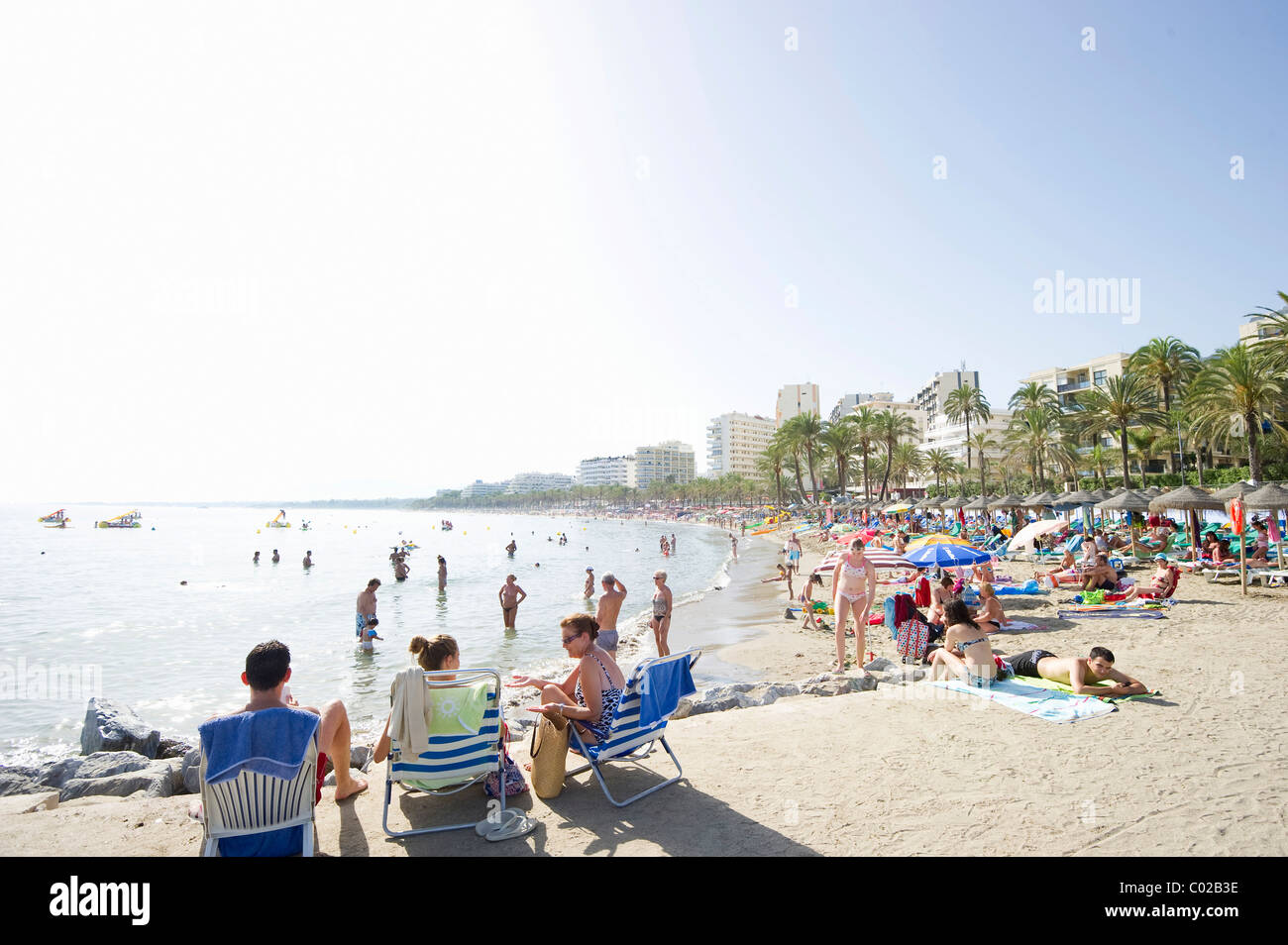 La gente sulla spiaggia a Marbella, Costa del Sol, Andalusia, Spagna, Europa Foto Stock