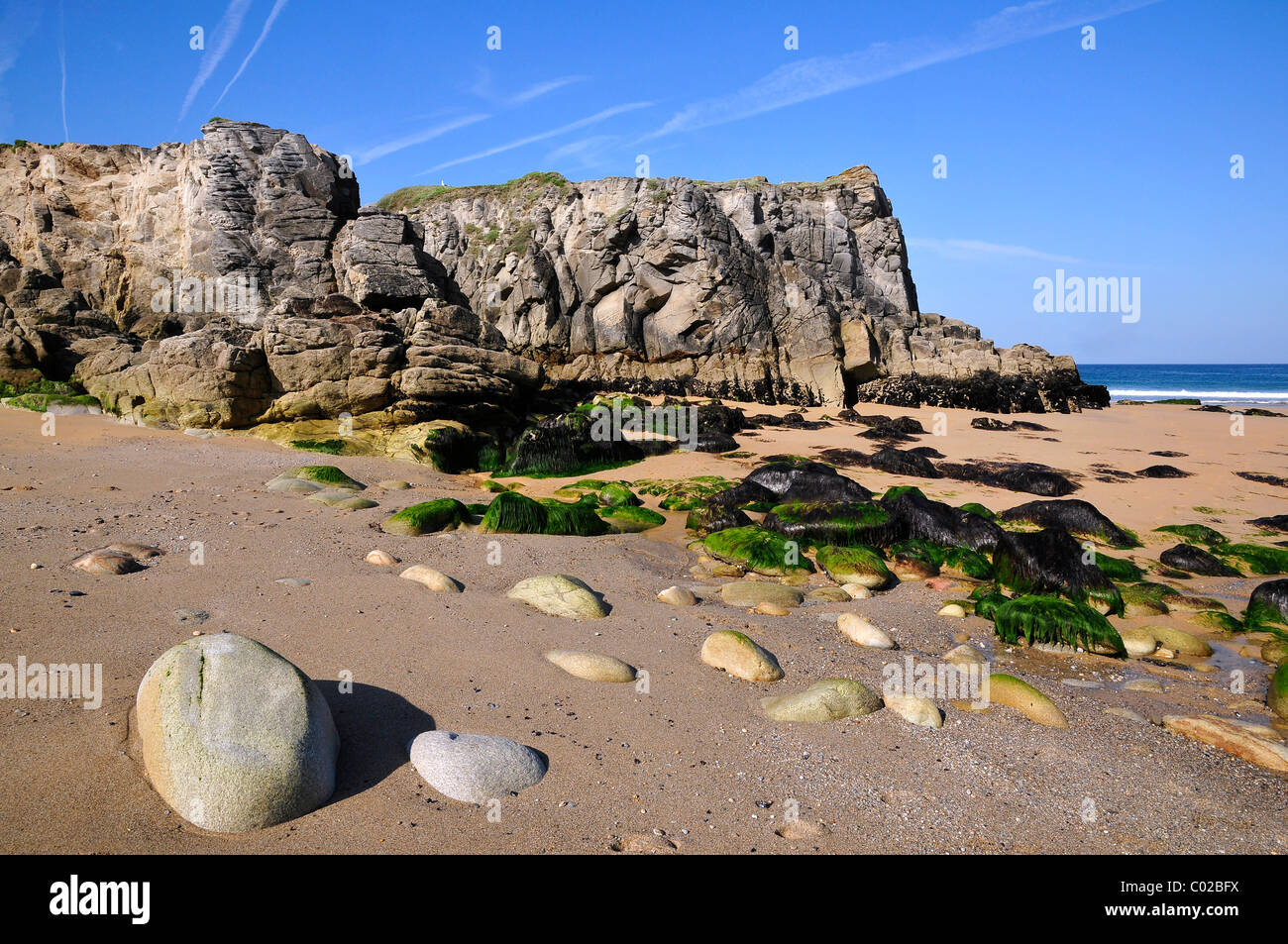 La spiaggia e la scogliera di Porto Bara sulla costa selvaggia della penisola di Quiberon nel dipartimento di Morbihan, Foto Stock
