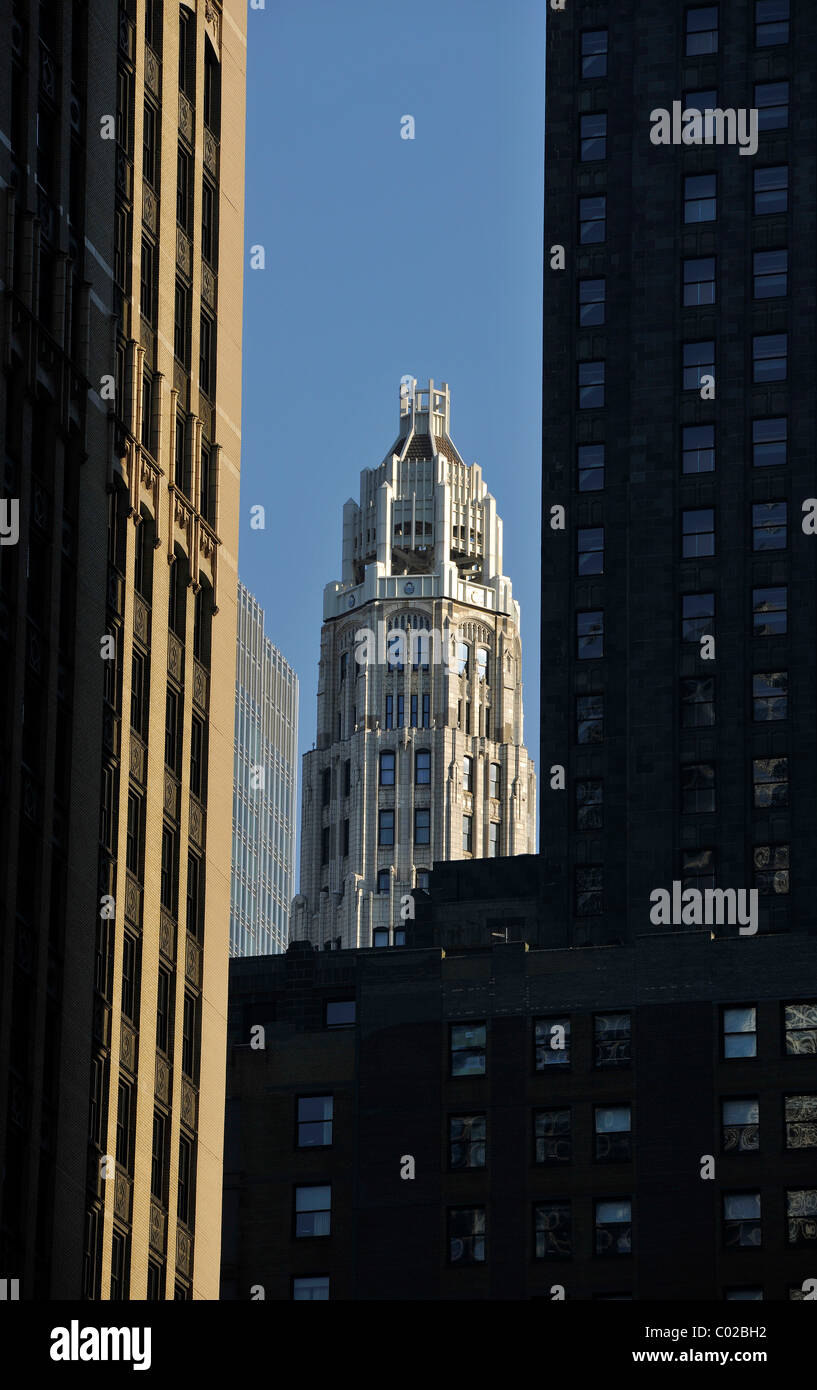 Vista attraverso i grattacieli verso la Torretta Di Tribune, Chicago, Illinois, Stati Uniti d'America, STATI UNITI D'AMERICA Foto Stock