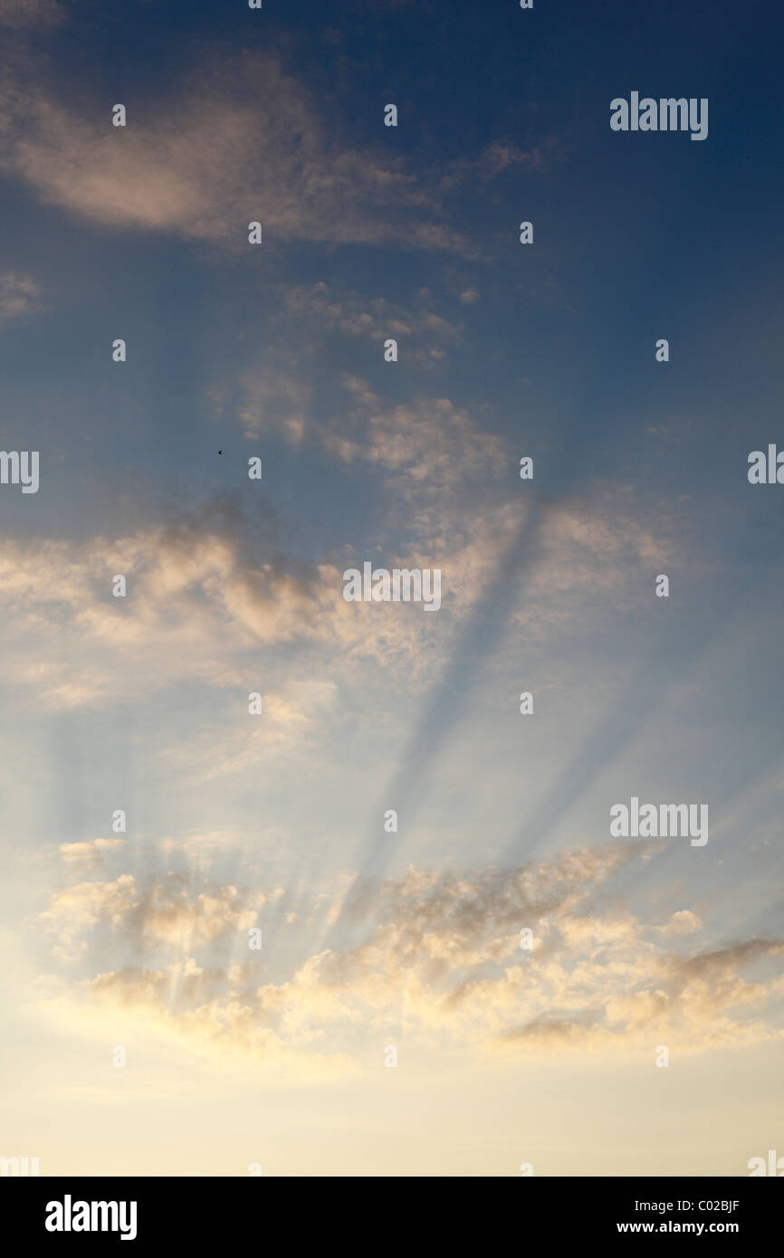 Raggi di sole nel cielo nuvoloso, Irlanda, Europa Foto Stock