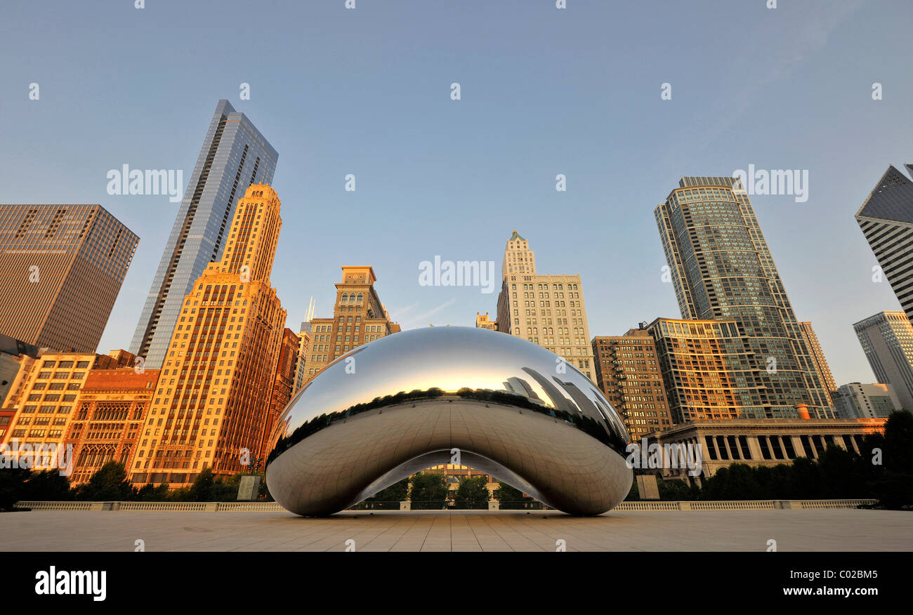 Cloud Gate, scultura, il fagiolo, da Anish Kapoor, nella parte anteriore della skyline con il lascito al Millennium Park edificio Foto Stock