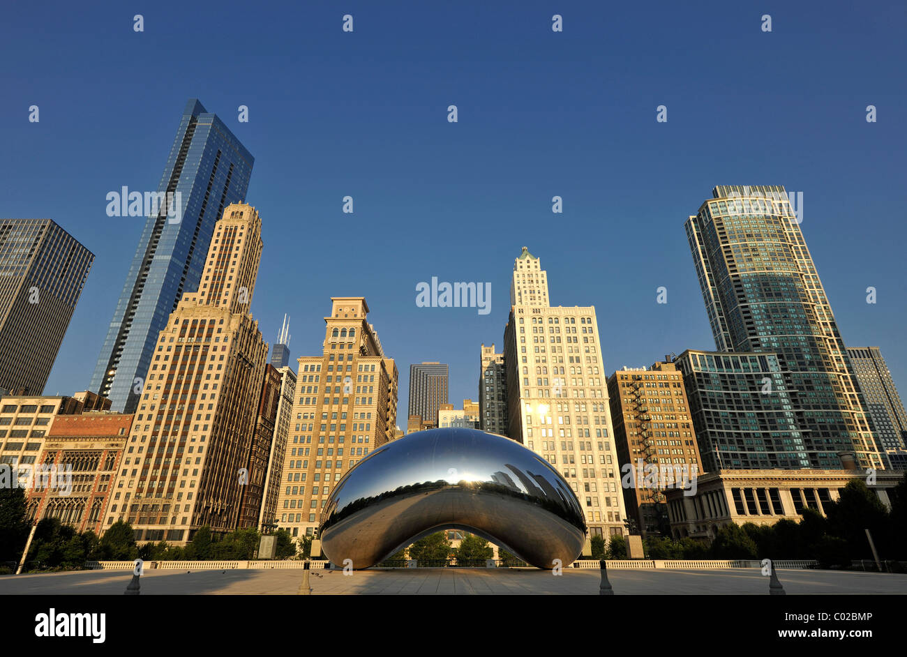 Cloud Gate, scultura, il fagiolo, da Anish Kapoor, nella parte anteriore della skyline con il lascito al Millennium Park edificio Foto Stock