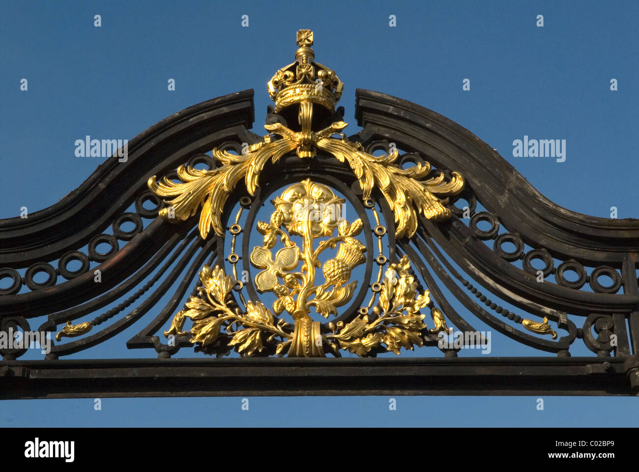 Lo stemma reale sopra le porte di St James's Park. Che mostra l'emblema nazionale del Regno Unito. Sono composti da quattro simboli: La rosa, il cardo, lo shamrock e il porro. Sormontato dalla Corona reale. Londra W1 Inghilterra HOMER SYKES Foto Stock
