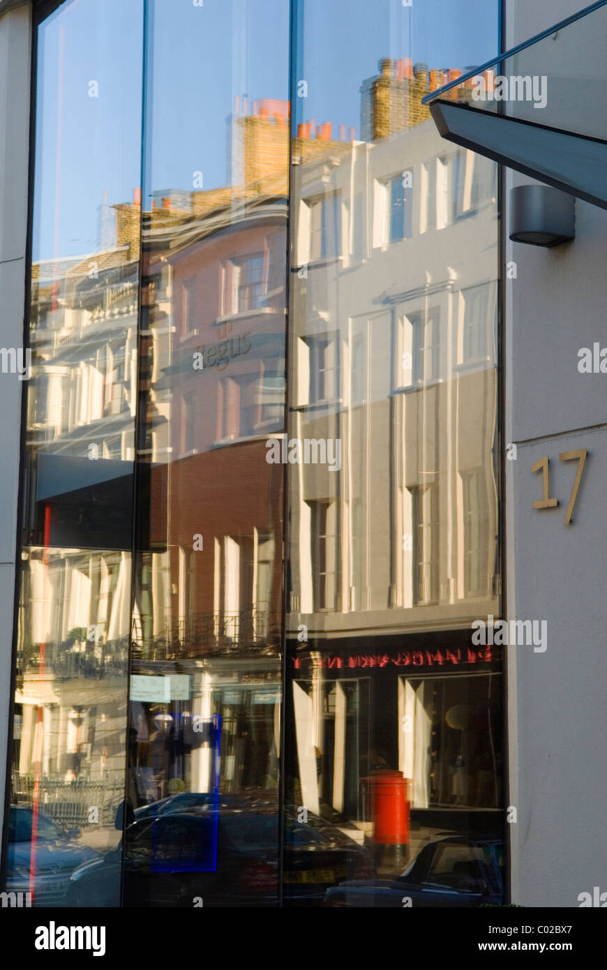 Il luogo di nascita della regina. 17 Bruton Street London W1. riflessioni nella moderna finestra in vetro Foto Stock