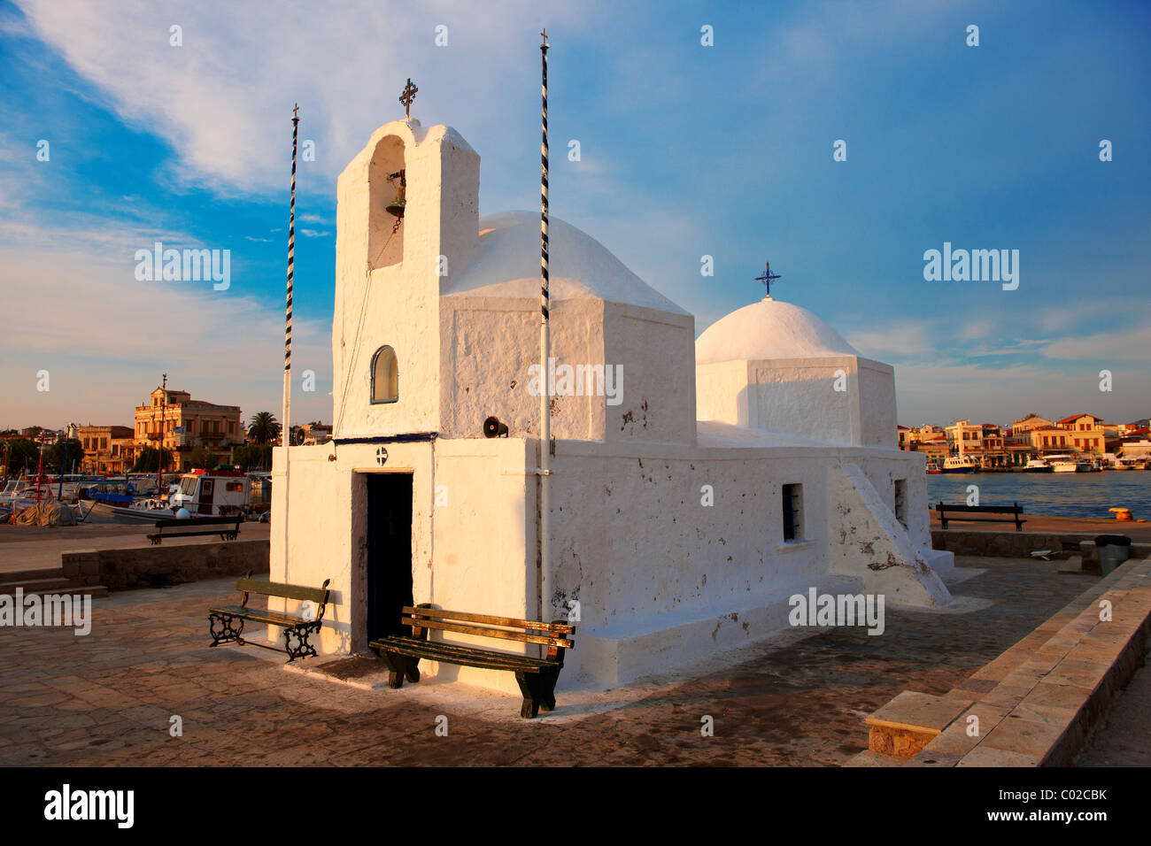 La chiesa bizantina di Ayios Nikolaos Thalassinos, porto di Egina, Isole Saroniche, Grecia Foto Stock