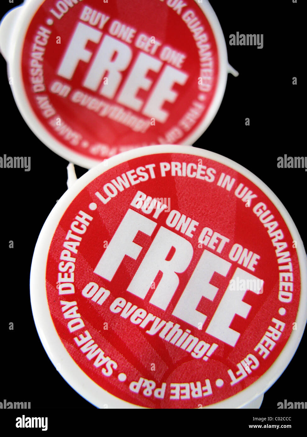 Acquistate 1 e ricevete 1 gratis affare su merci in un negozio Foto Stock