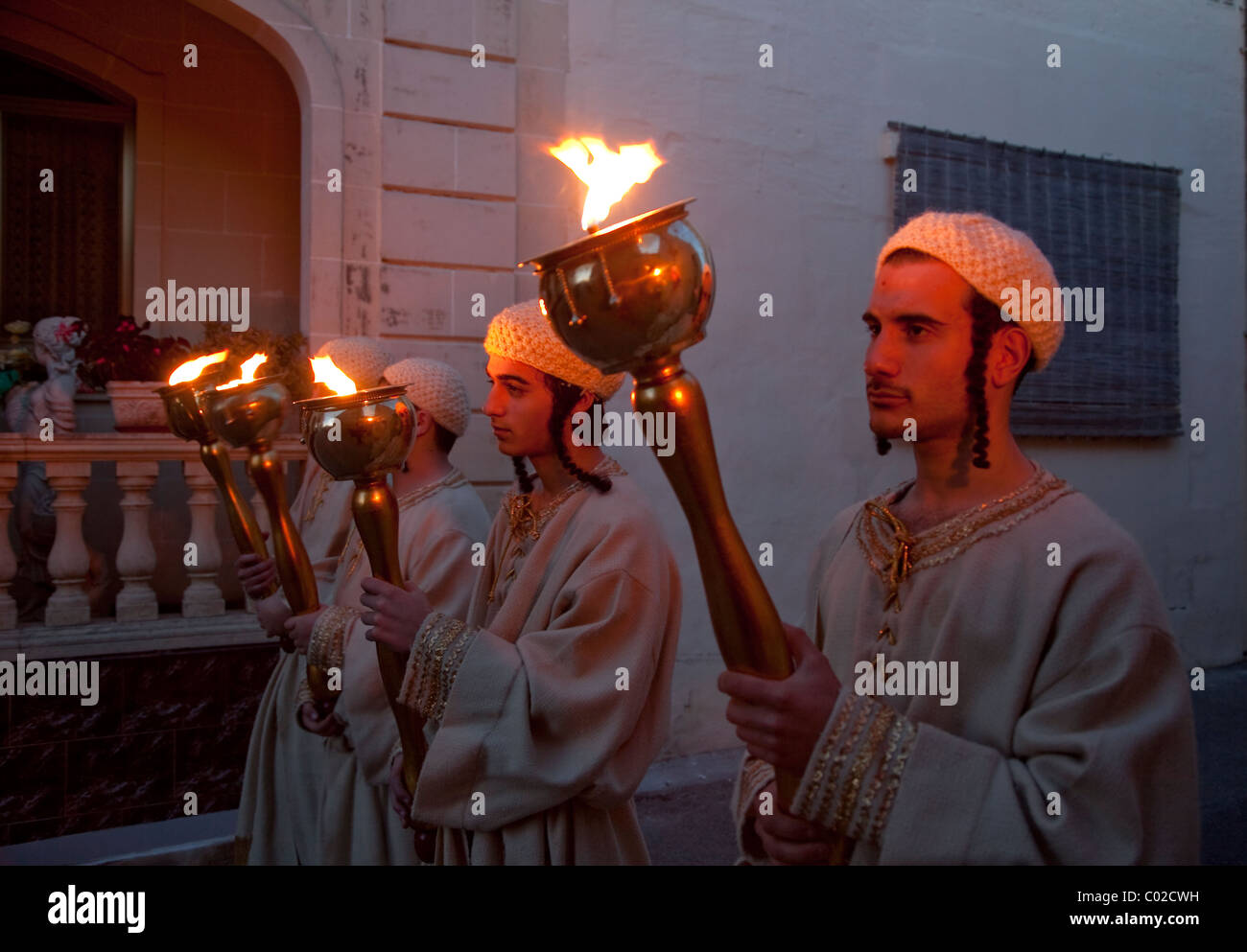 Santo ebraico gli uomini sono rappresentati in street pageantry messo durante il Venerdì Santo in Xaghra in Malta. Foto Stock