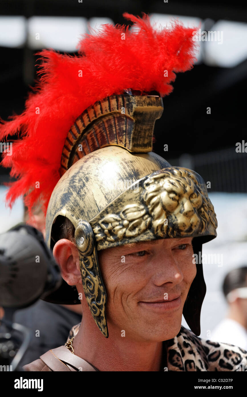 Gentile raver indossando un elmo romano, Loveparade 2010, Duisburg, Renania settentrionale-Vestfalia, Germania, Euorpe Foto Stock