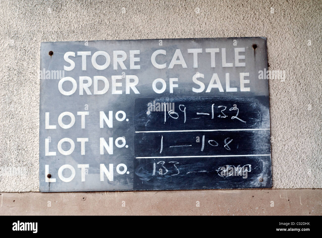 Bovini magri ordine di vendita blackboard segno. Svuotare Taunton mercato del bestiame non sulla base di un giorno di mercato, mesi prima della chiusura. Foto Stock