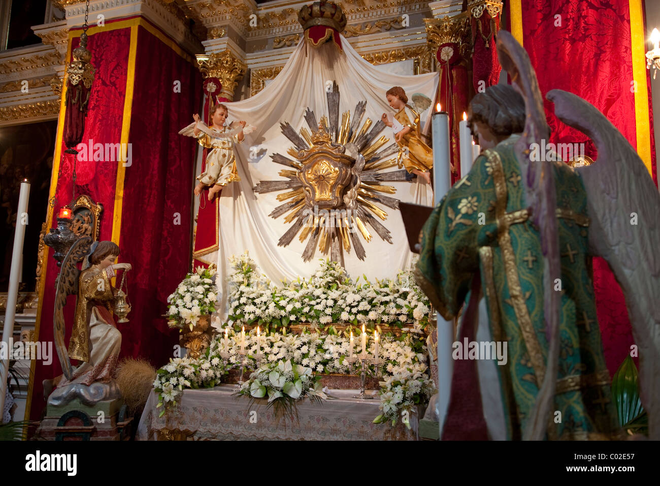 Fiori e altri oggetti compongono il sepolcro mostra che è impostato in chiese di Malta alla vigilia del Venerdì Santo. Foto Stock