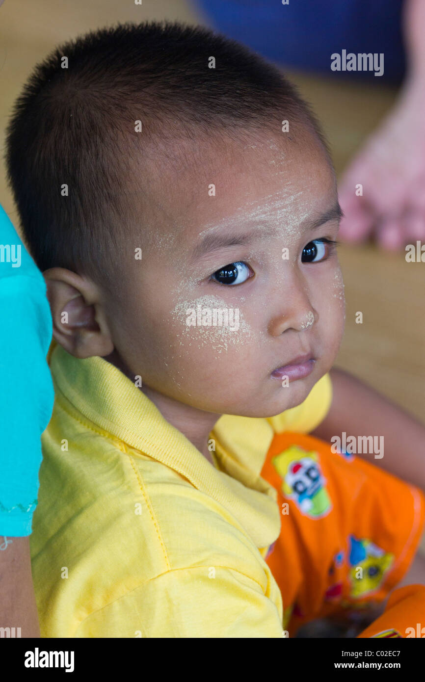 Bambini birmani, Shwedagon pagoda Yangon, Myanmar Foto Stock