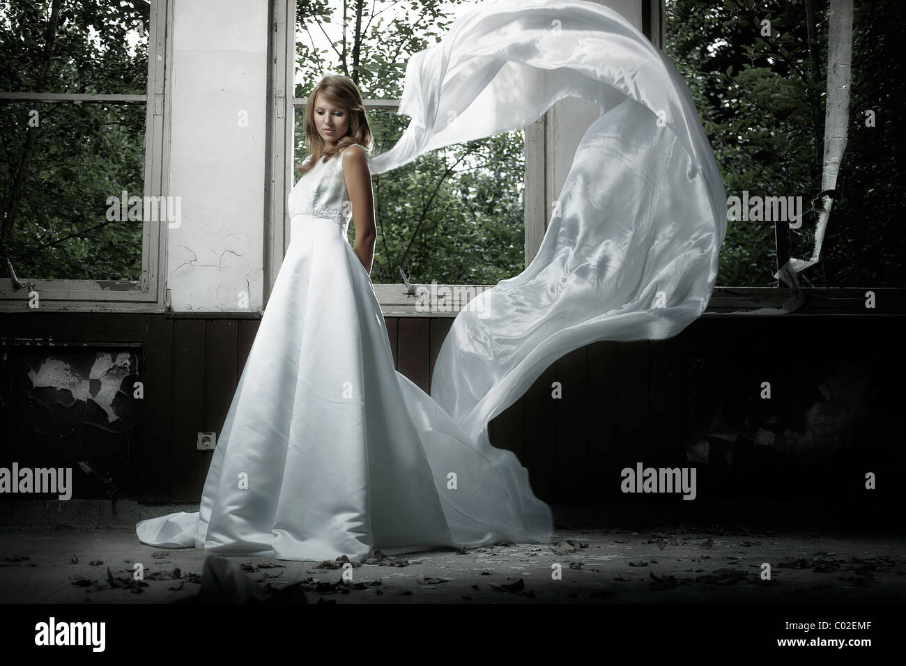 Abito Da Sposa Svolazzante Immagini e Fotos Stock - Alamy