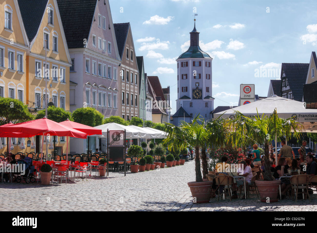 Marketplace e Unteres Tor gate, Guenzburg, regione di Donauried, Svevia, Baviera, Germania, Europa Foto Stock