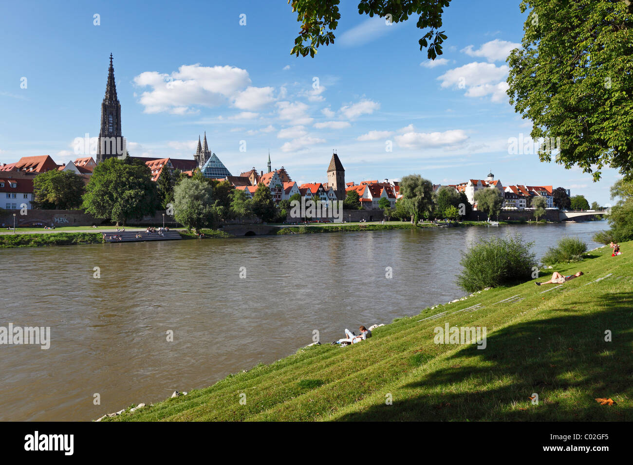 Vista dal New Ulm sul Danubio a Ulm con Ulmer Muenster cattedrale, Schwaben, Baviera, Baden-Württemberg, Germania, Europa Foto Stock