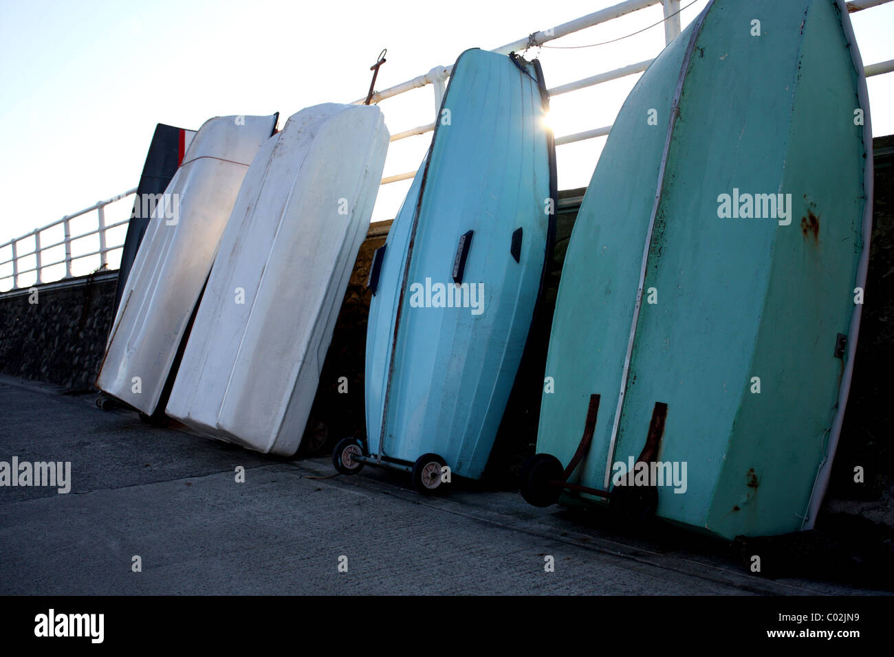 Cinque barche di essiccazione al sole Foto Stock