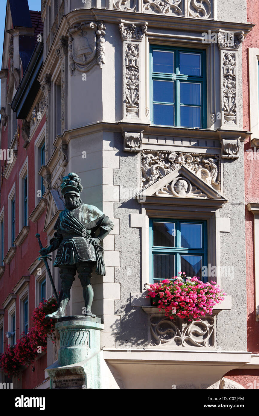 Statua di Georg von Frundsberg presso il municipio, Mindelheim, Unterallgaeu distretto, Allgaeu regione, Svevia, Bavaria Foto Stock