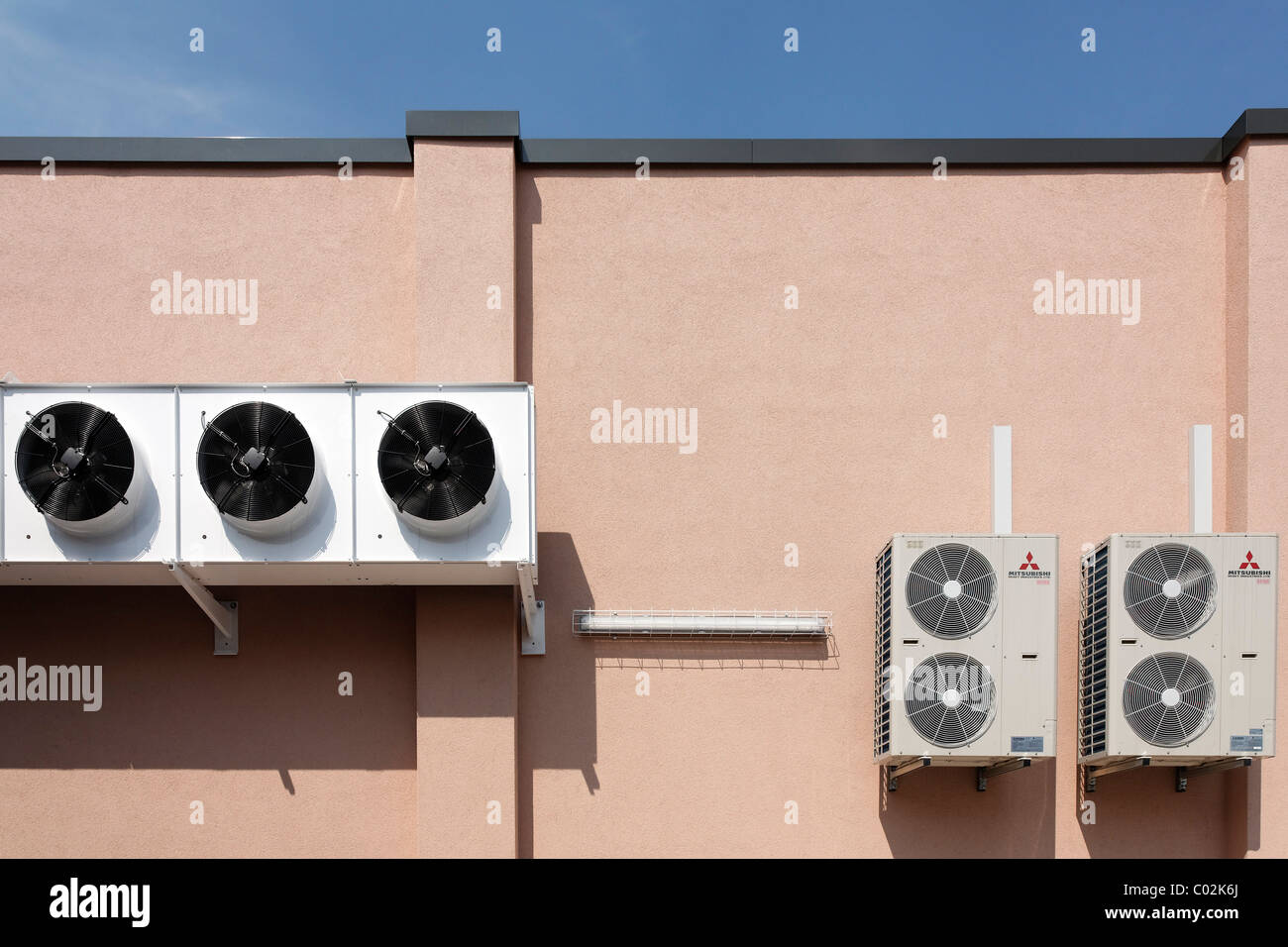 Unità esterne di split-system condizionatori di aria in un supermercato, Duesseldorf, nella Renania settentrionale-Vestfalia, Germania, Europa Foto Stock