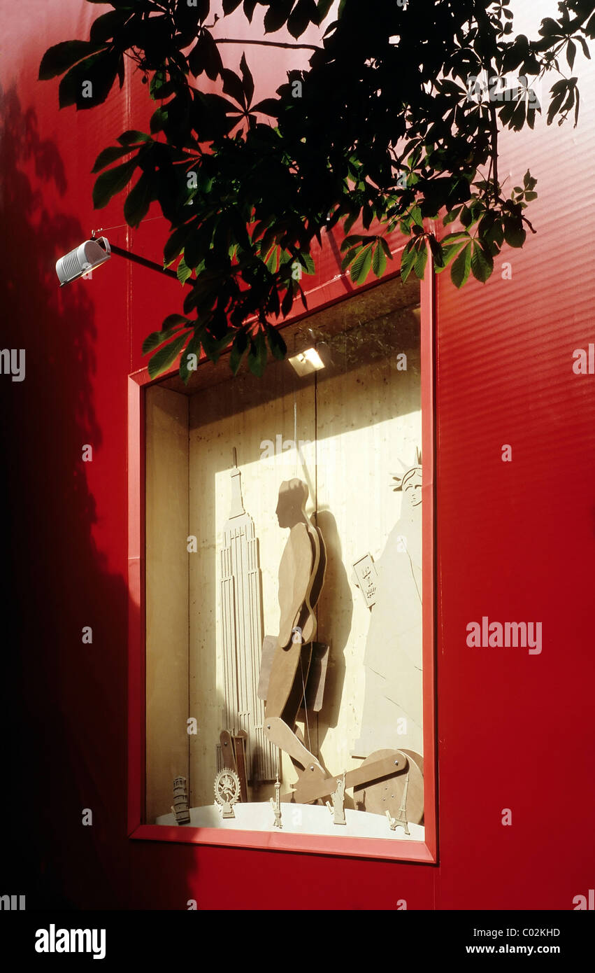 Recinzione del sito con arte in vetrina, in legno la figura dell'artista concettuale Hans-Peter Feldmann, Luis Vuitton Store, Koenigsallee Foto Stock