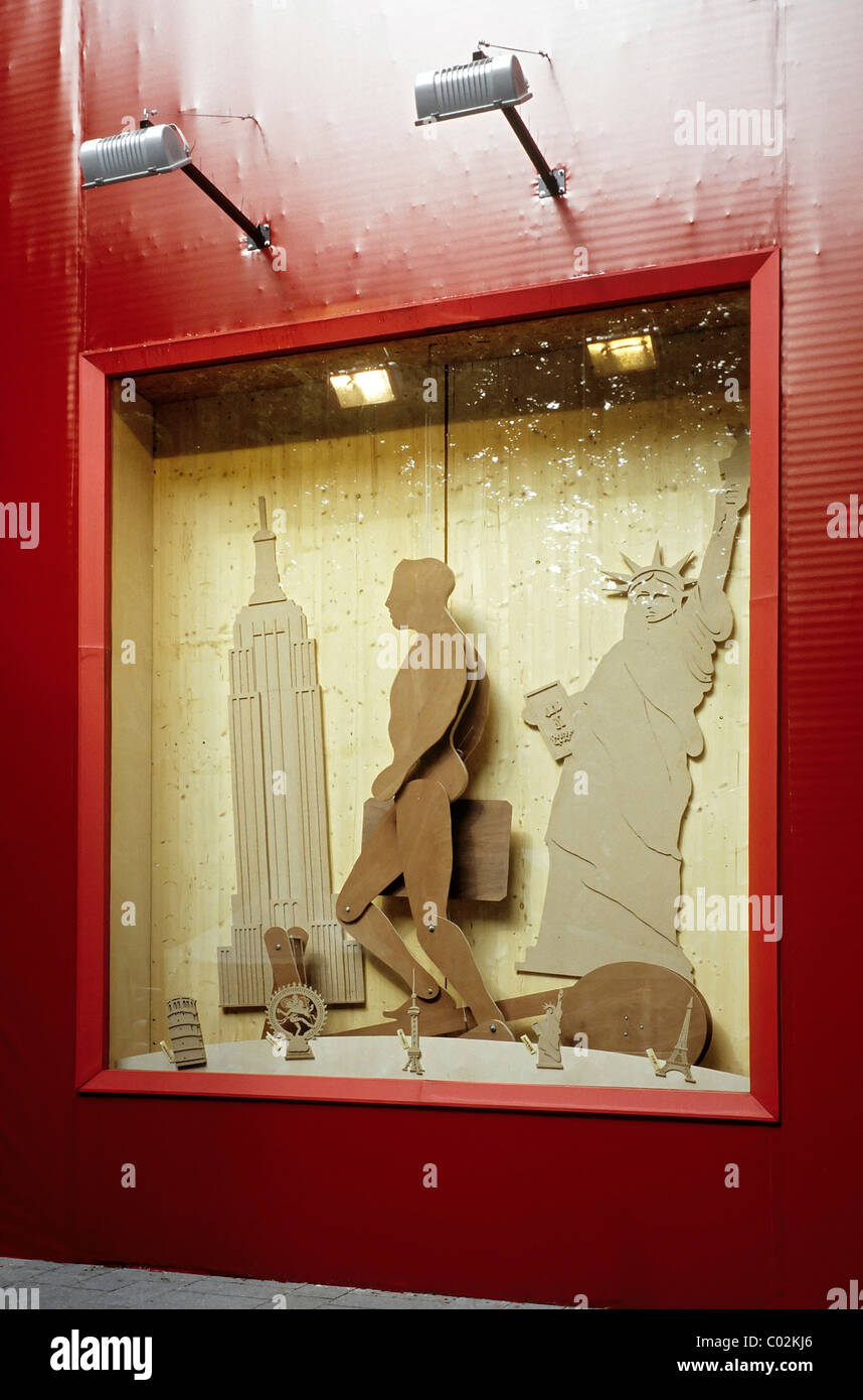 Recinzione del sito con arte in vetrina, in legno la figura dell'artista concettuale Hans-Peter Feldmann, Luis Vuitton Store, Koenigsallee Foto Stock