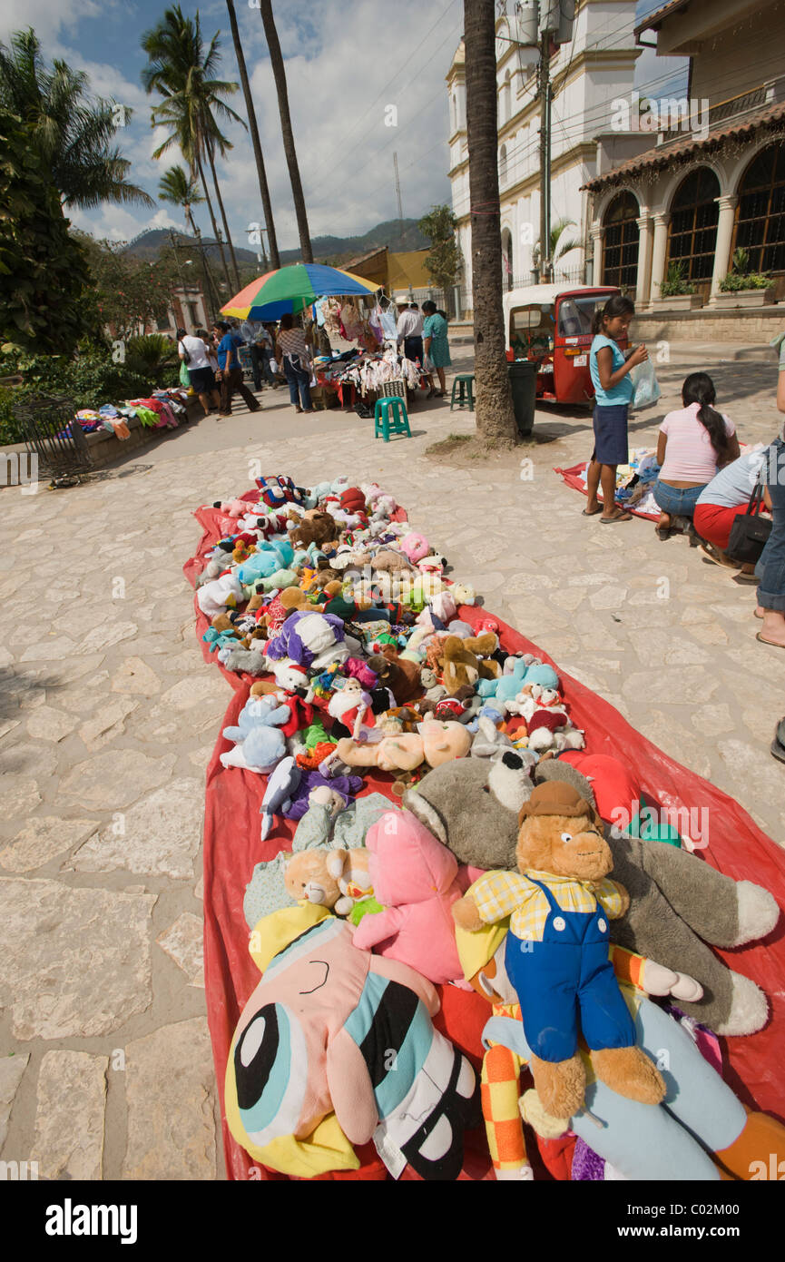 Giocattoli per bambini in vendita su una strada del mercato di Copan Ruinas, Honduras, America centrale. Foto Stock