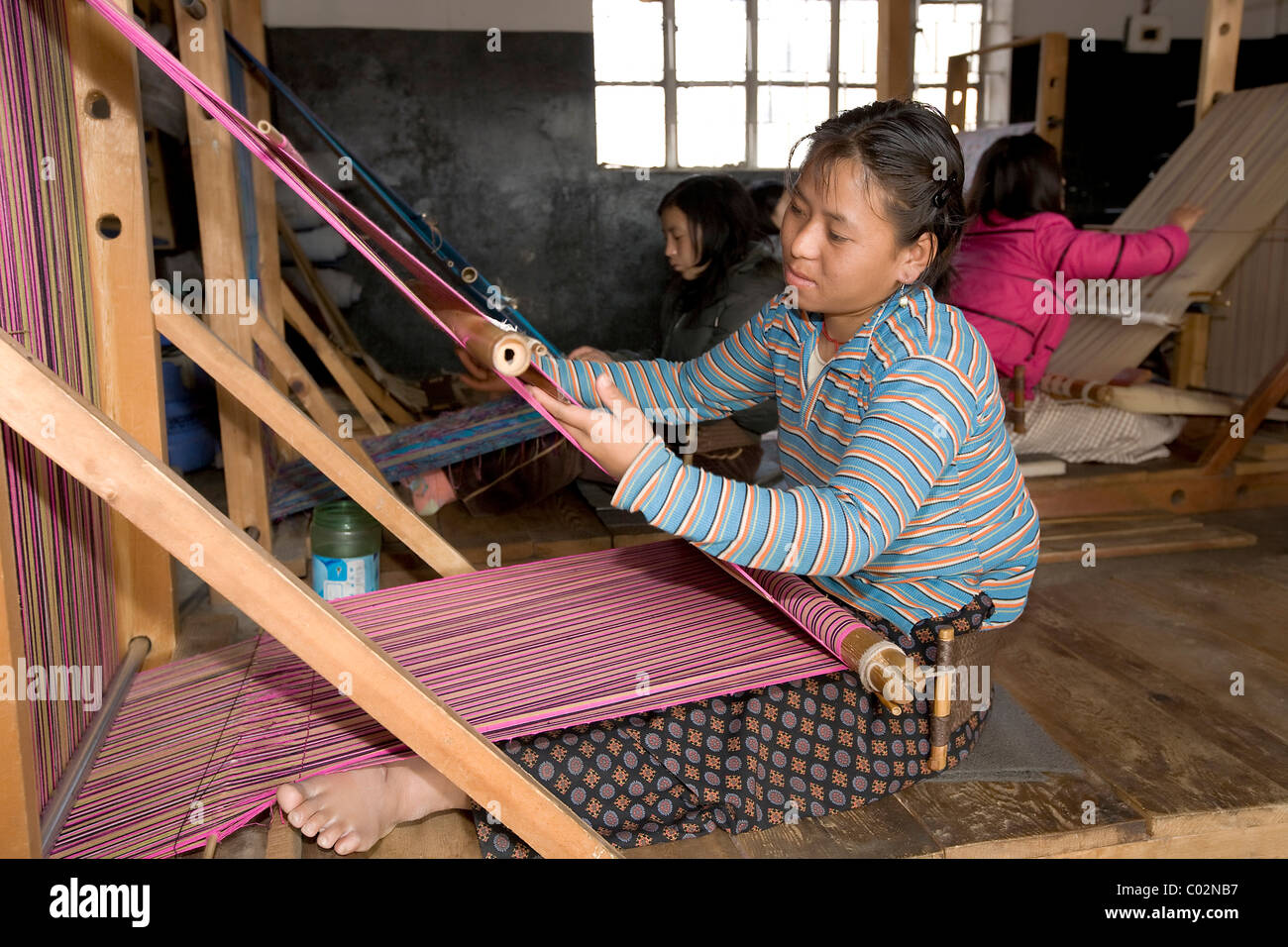 Tessitura, donne tessitura di tessuti tradizionali, Thimphu, Bhutan, Regno del Bhutan, Asia del Sud Foto Stock