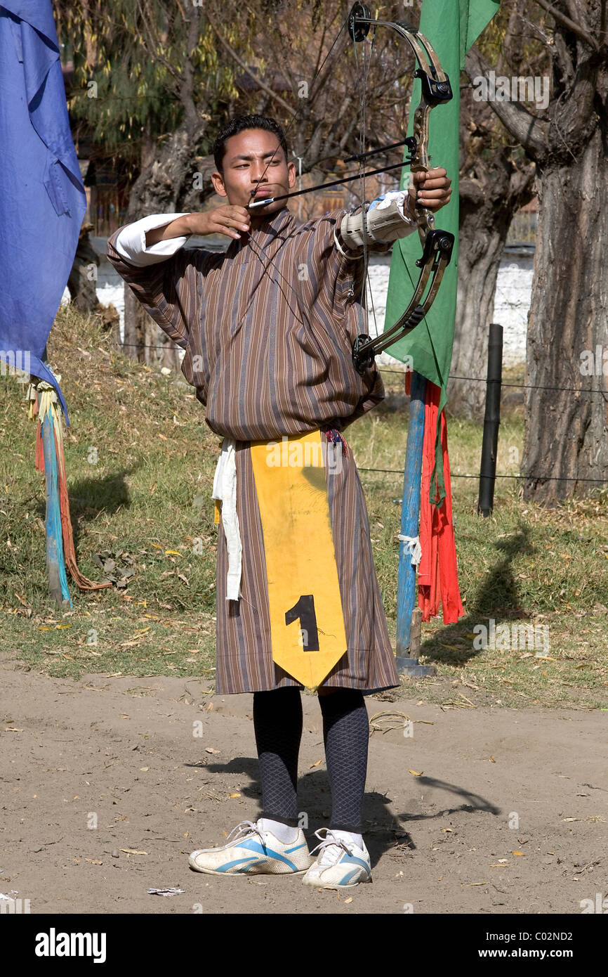 Tiro con l'arco, Archer mirando a un 140m bersaglio distante, sport nazionale Thimphu, Bhutan, Regno del Bhutan, Asia del Sud Foto Stock