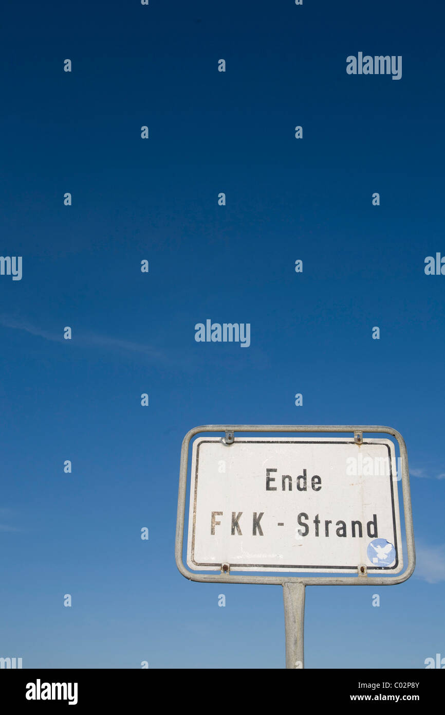 Segno, fine della zona naturista sulla spiaggia Foto Stock