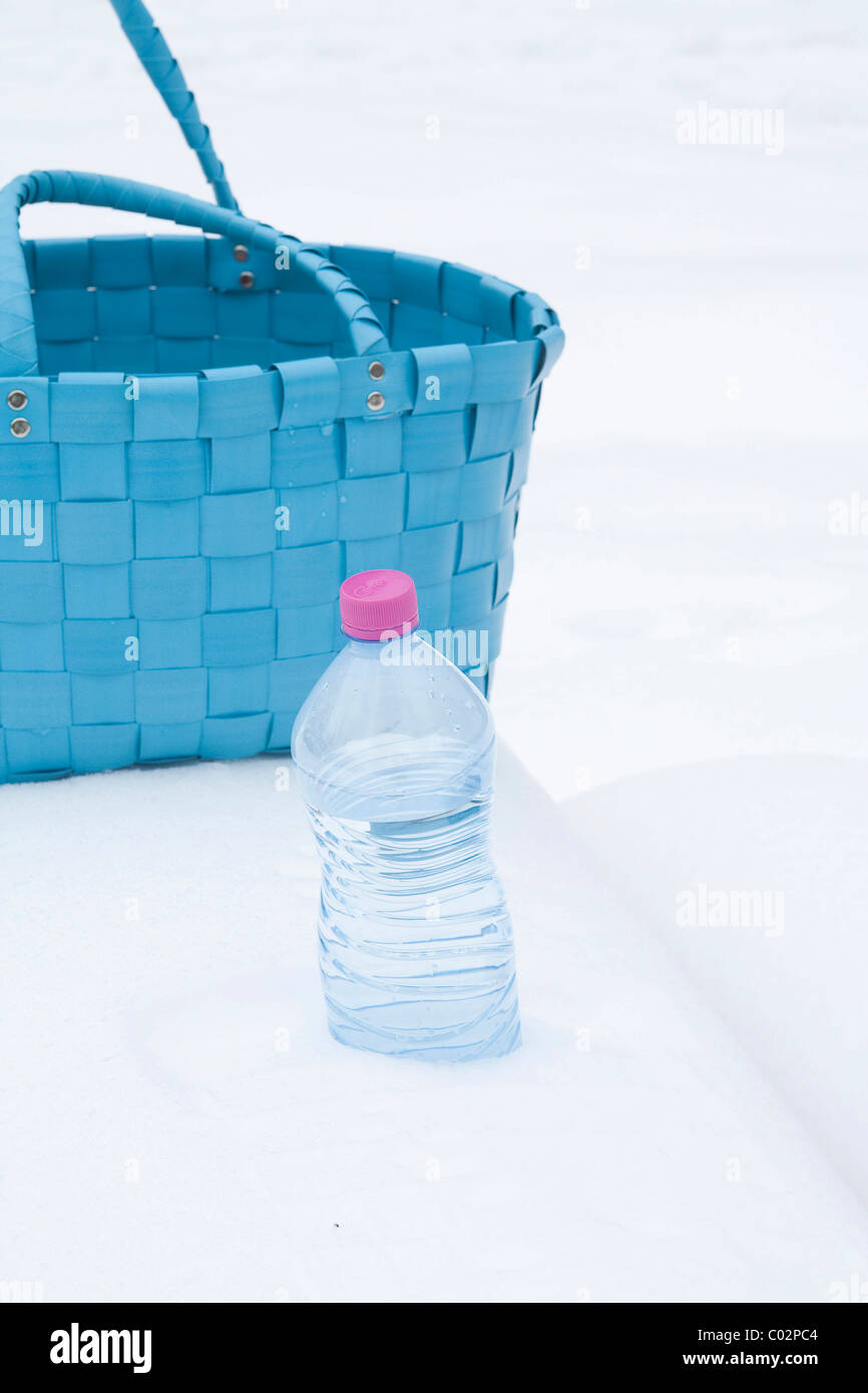 Prendendo una pausa nella neve, acqua in bottiglia Foto Stock