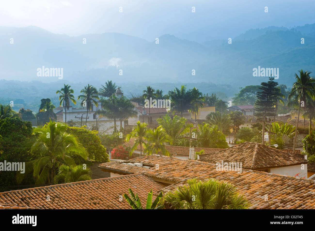 Vista di mattina presto la nebbia sui tetti della città di Copan Ruinas, Honduras. Foto Stock