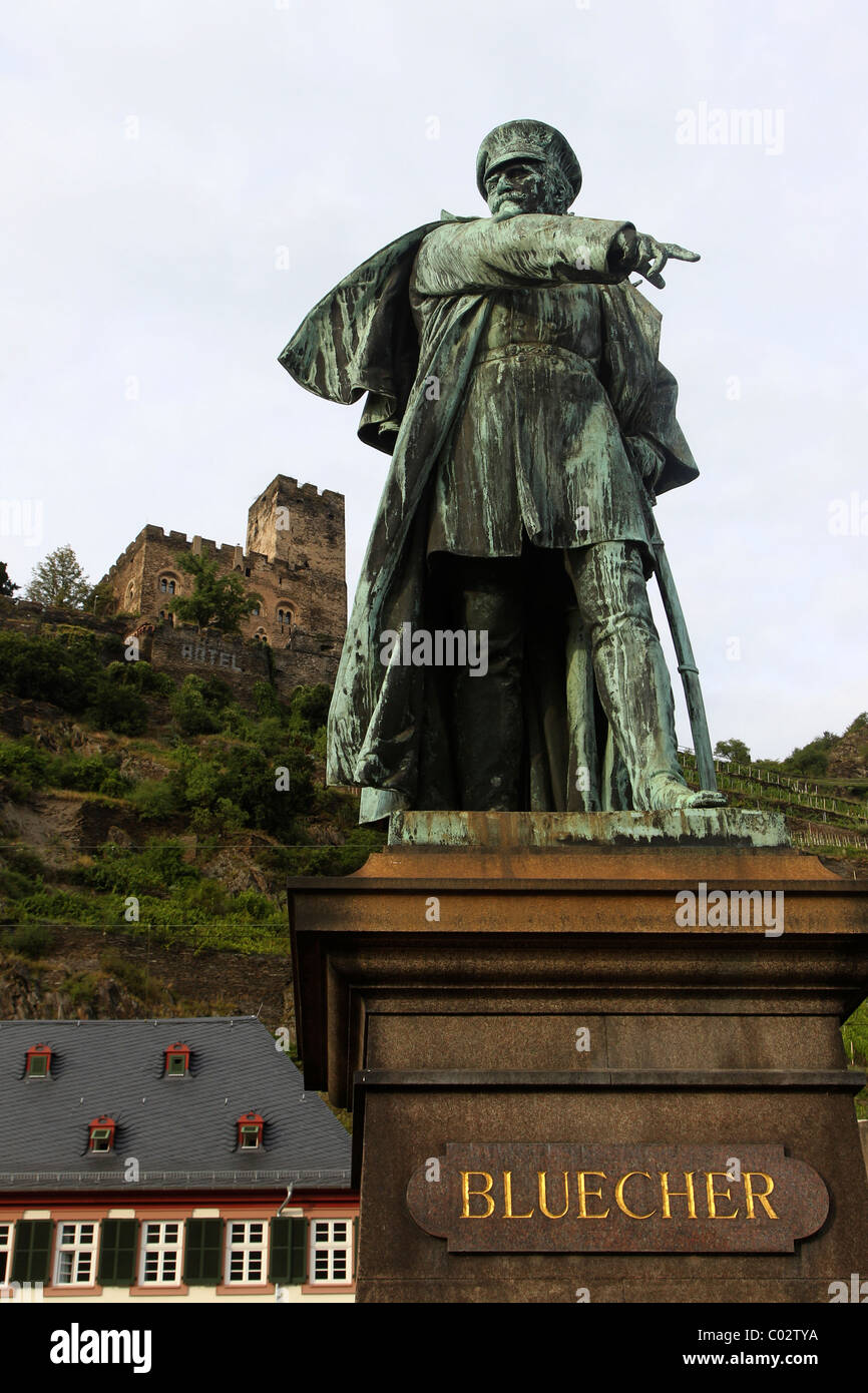 Statua del generale Bluecher e castello di Gutenfels in Kaub sul fiume Reno, Kaub, Renania-Palatinato, Germania, Europa Foto Stock