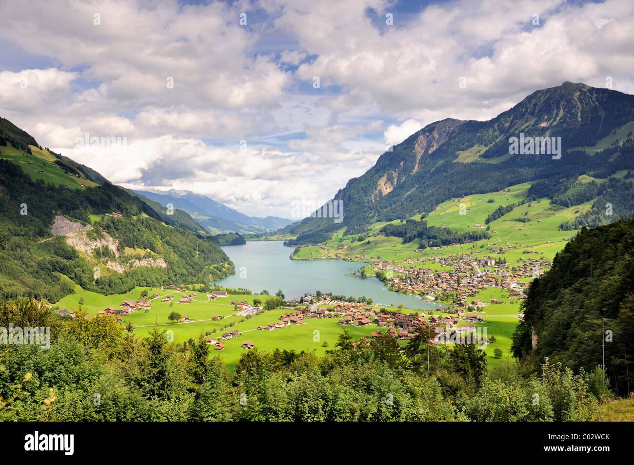 Vista sul lago Lungernsee in Sameraatal Valley, una diga naturale al di sotto del Bruenigpass, Cantone di Obvaldo, Svizzera, Europa Foto Stock